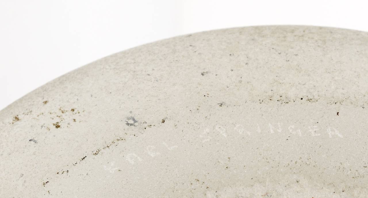 Eine beeindruckende und seltene Tischleuchte von Karl Springer aus den 1970er Jahren. Hat einen schönen Sockel aus sandgestrahltem Glas. In ausgezeichnetem Zustand, hat einen renovierten Lampenschirm. Signiert am Boden.