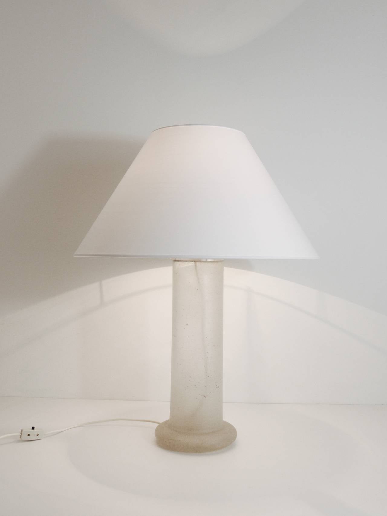 Lampe de table signée Karl Springer avec base en verre sablé, 1970 Excellent état - En vente à Vienna, AT
