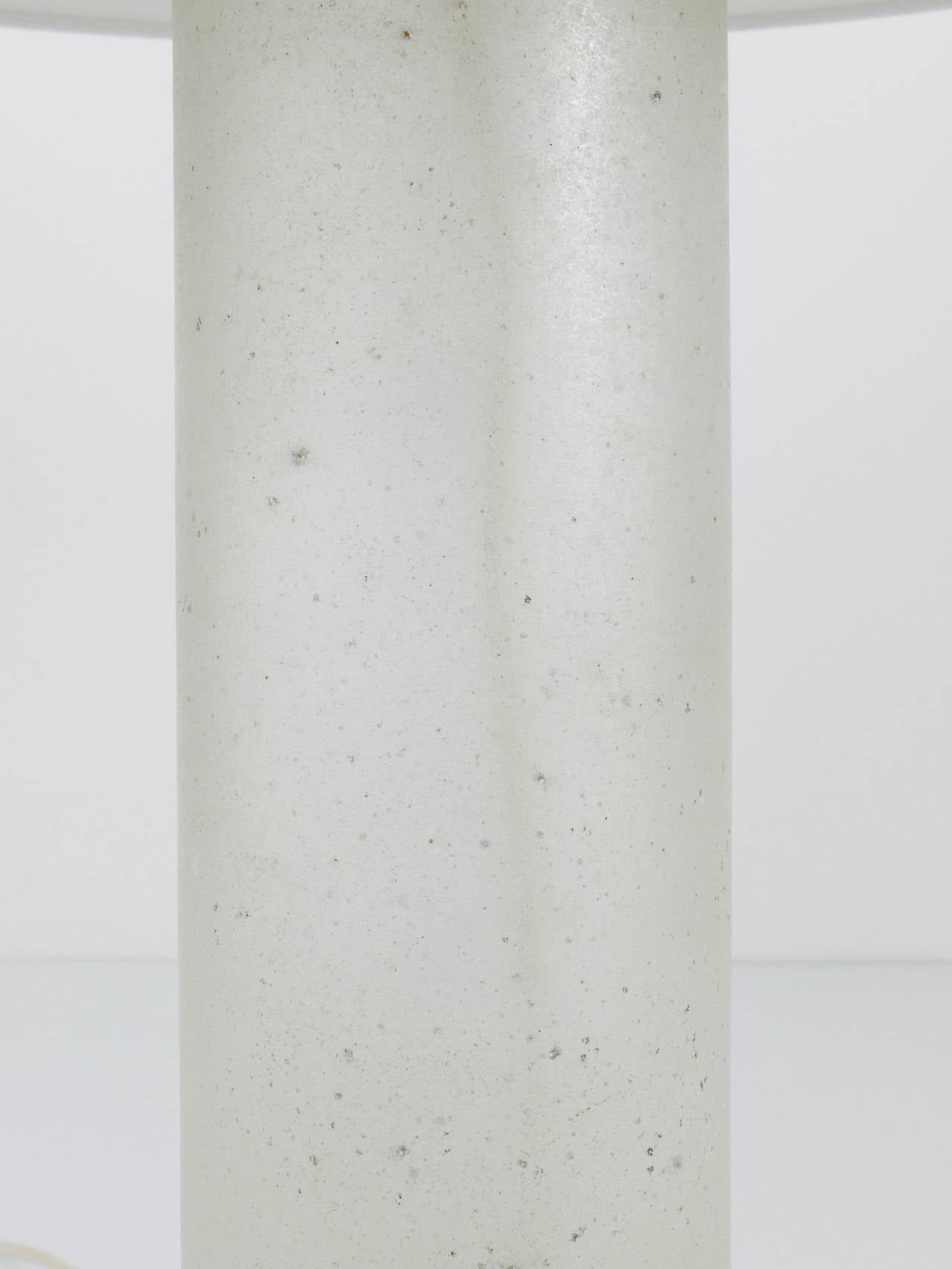 Signierte Karl Springer-Tischlampe mit Sandstrahlglasfuß, 1970er Jahre (Glas) im Angebot