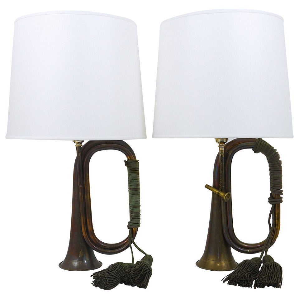 Paar Trompetenhorn- Jagd-Tischlampen aus Messing mit weißen Lampenschirmen, 1950er Jahre im Angebot