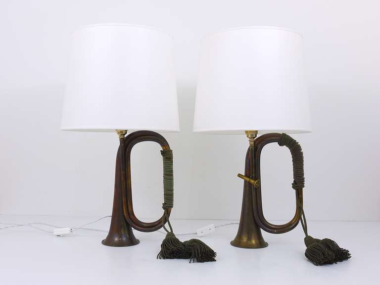 Ein ungewöhnliches Paar von Vintage-Tischlampen. Die Sockel bestehen aus Messinghörnern mit aufgearbeiteten weißen Lampenschirmen. In gutem Zustand mit Patina auf dem Messing.