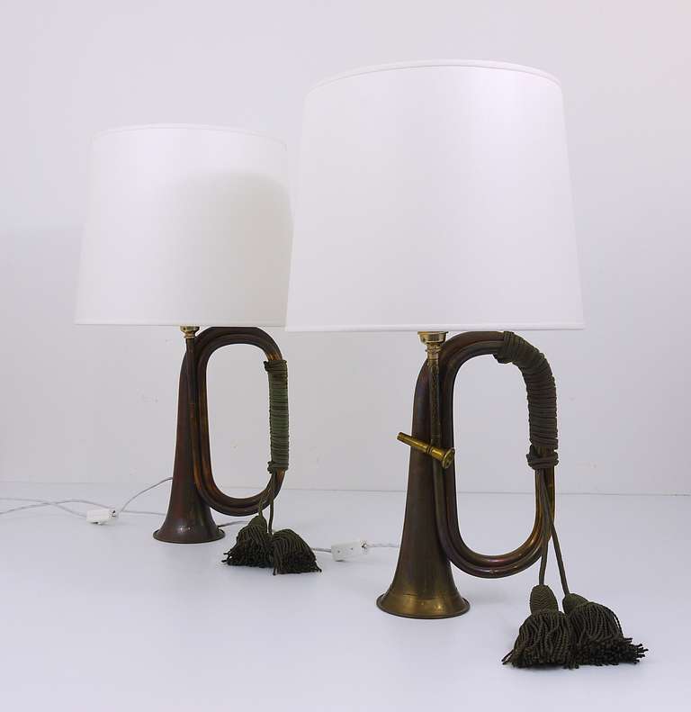 Paar Trompetenhorn- Jagd-Tischlampen aus Messing mit weißen Lampenschirmen, 1950er Jahre (Moderne der Mitte des Jahrhunderts) im Angebot