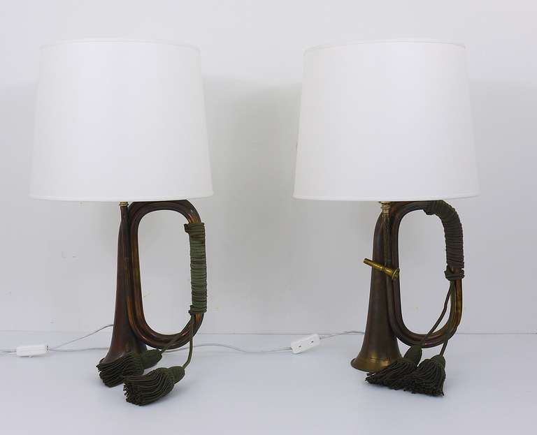 Paar Trompetenhorn- Jagd-Tischlampen aus Messing mit weißen Lampenschirmen, 1950er Jahre (Österreichisch) im Angebot