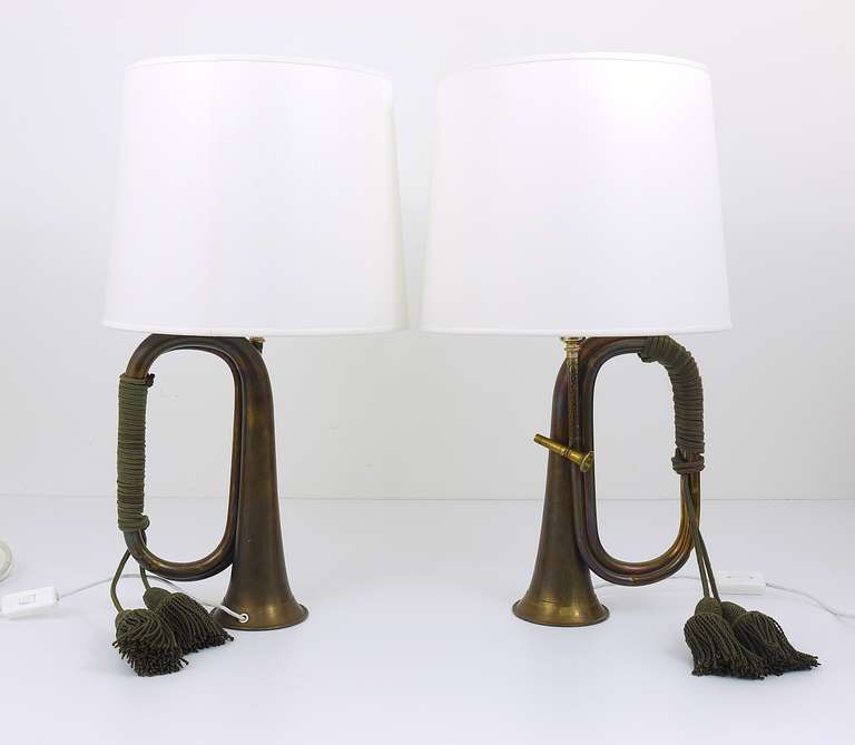 Paar Trompetenhorn- Jagd-Tischlampen aus Messing mit weißen Lampenschirmen, 1950er Jahre (20. Jahrhundert) im Angebot