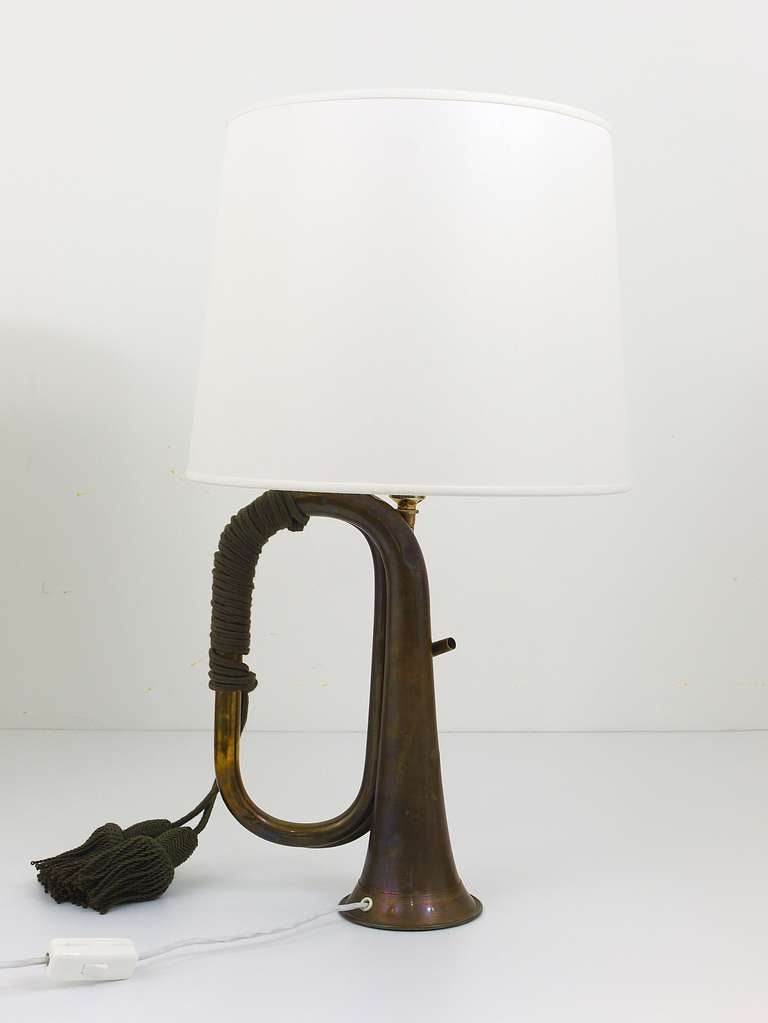 Paar Trompetenhorn- Jagd-Tischlampen aus Messing mit weißen Lampenschirmen, 1950er Jahre im Angebot 3