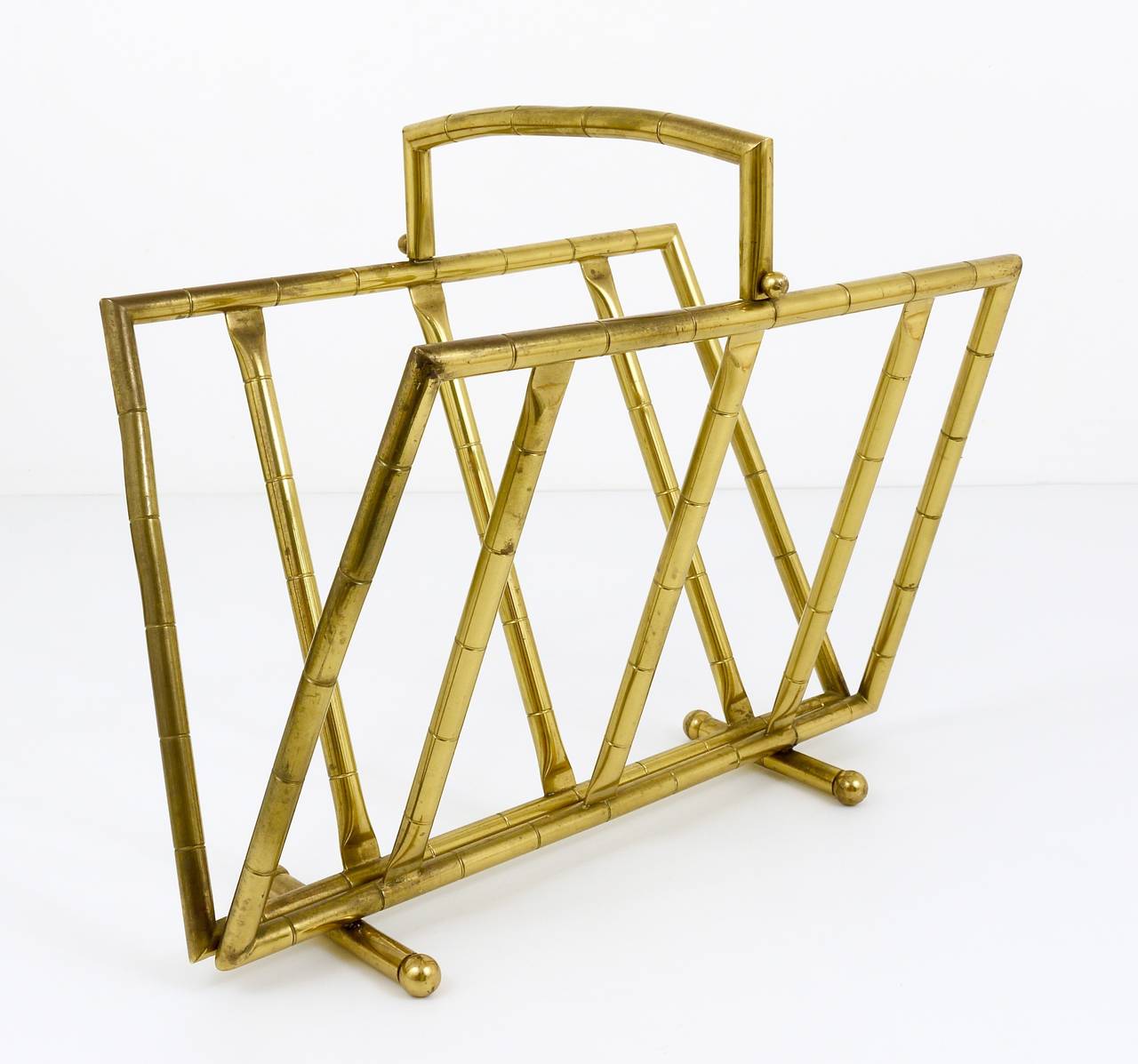 A beautiful faux bamboo magazine rack, made of brass. Made in Italy, 1970s. In good condition with nice patina on the brass.