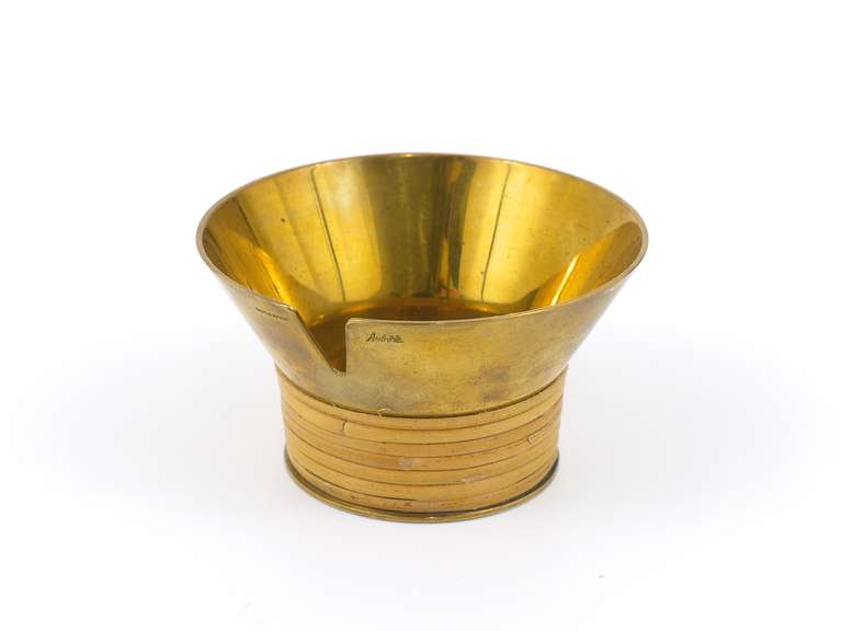 A very beautiful brass ashtray with wicker details from the 1950s. Designed and executed by Carl Aubock, Vienna. In excellent condition with nice patina on the brass. Marked.