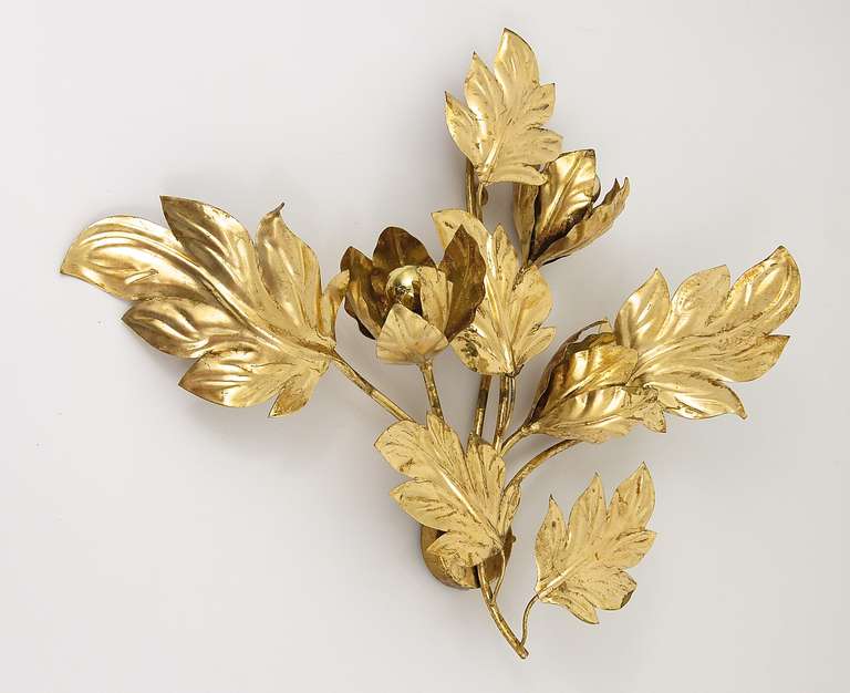 Big Italian Gilt Metal Leaves Wall Sconce, 1970s, Hollywood Regency Style In Excellent Condition In Vienna, AT