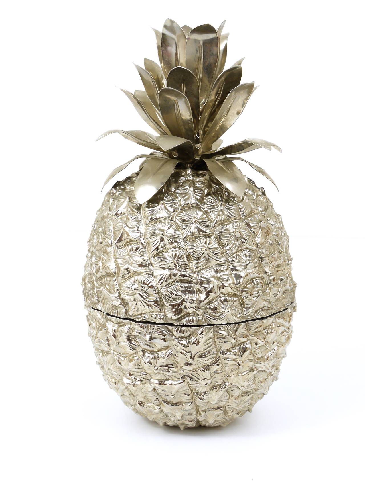 A beautiful pineapple ice bucket in the style of Maro Manetti. Made in Italy in the 1970s. Made of silver metal and plastic, in excellent condition.
