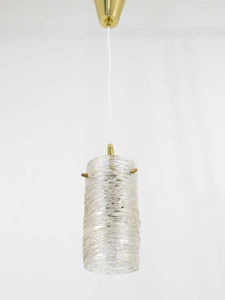 J.T. Kalmar Mid-Century Textured Glass Tube Brass Pendelleuchte, Österreich, 1950er Jahre (Österreichisch) im Angebot