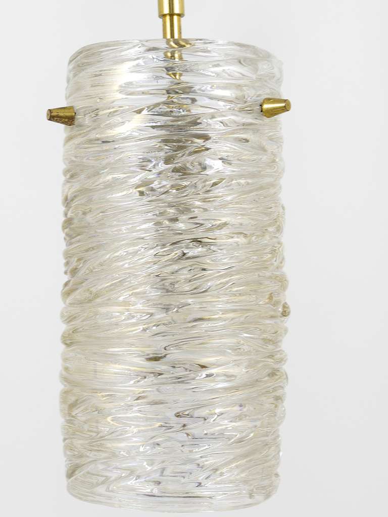 Laiton J.T. Lampe suspendue Kalmar du milieu du siècle en verre texturé et tube en laiton, Autriche, années 1950 en vente