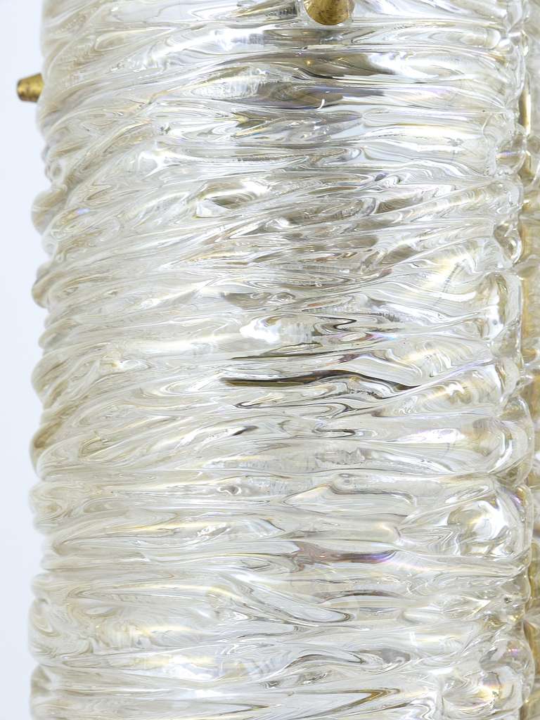 J.T. Kalmar Mid-Century Textured Glass Tube Brass Pendelleuchte, Österreich, 1950er Jahre im Angebot 1