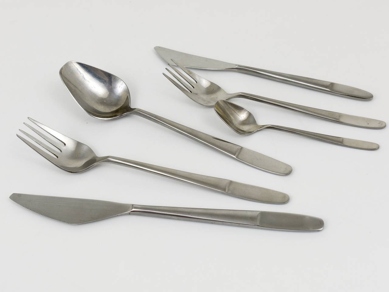 Beautiful modernist flatware from Austria, model 2070, designed by Helmut Alder, executed by Amboss Austria in the 1960s. High-quality flatware, made of stainless steel.
For six persons, consists of six big spoons, forks and knives and six smaller