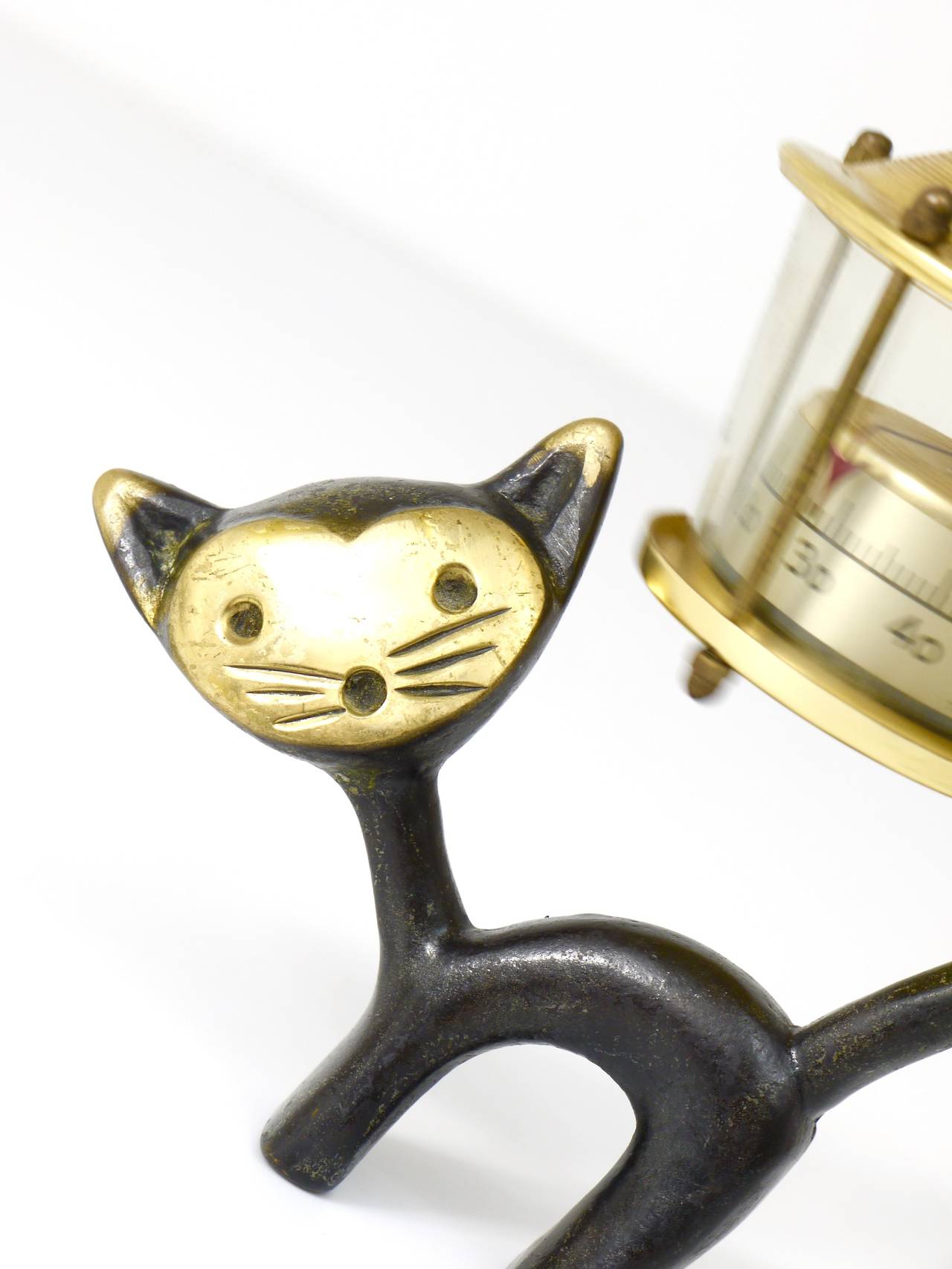 Ein charmantes österreichisches Schreibtischthermometer, bestehend aus einer hübschen Katzenfigur und einem Thermometer in Form einer Laterne. Ein humorvoller Entwurf von Walter Bosse, ausgeführt von Hertha Baller Austria in den 1950er Jahren. Aus