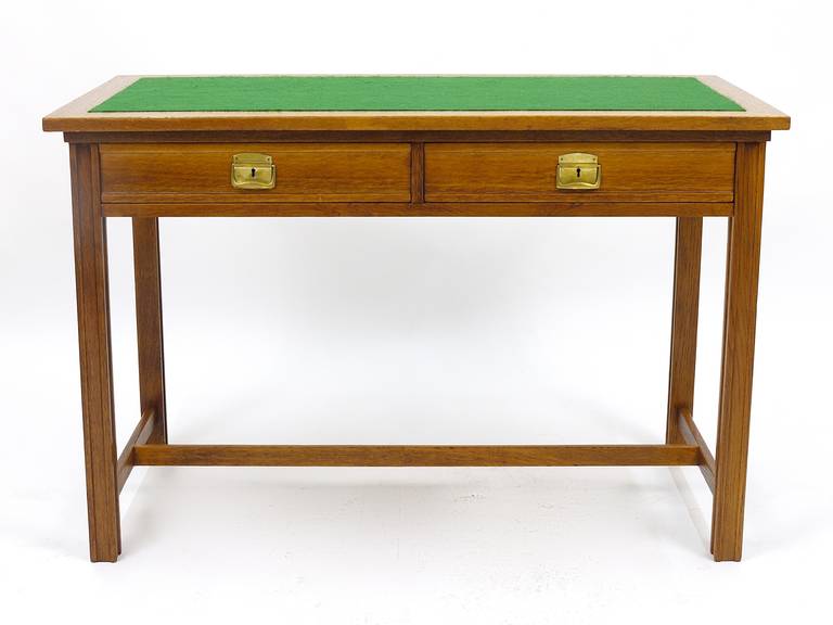 A very beautiful Viennese desk with two drawers and green felt top from the 1920s. Made of oak, in the manner of Josef Hoffmann. In excellent condition.
