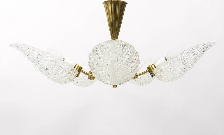 A beautiful Venetian 5-arm brass chandelier with hand-blown Murano glass leaves, in the style of Barovier e Toso/Italy in the 1950s. In good condition with charming patina on the brass.