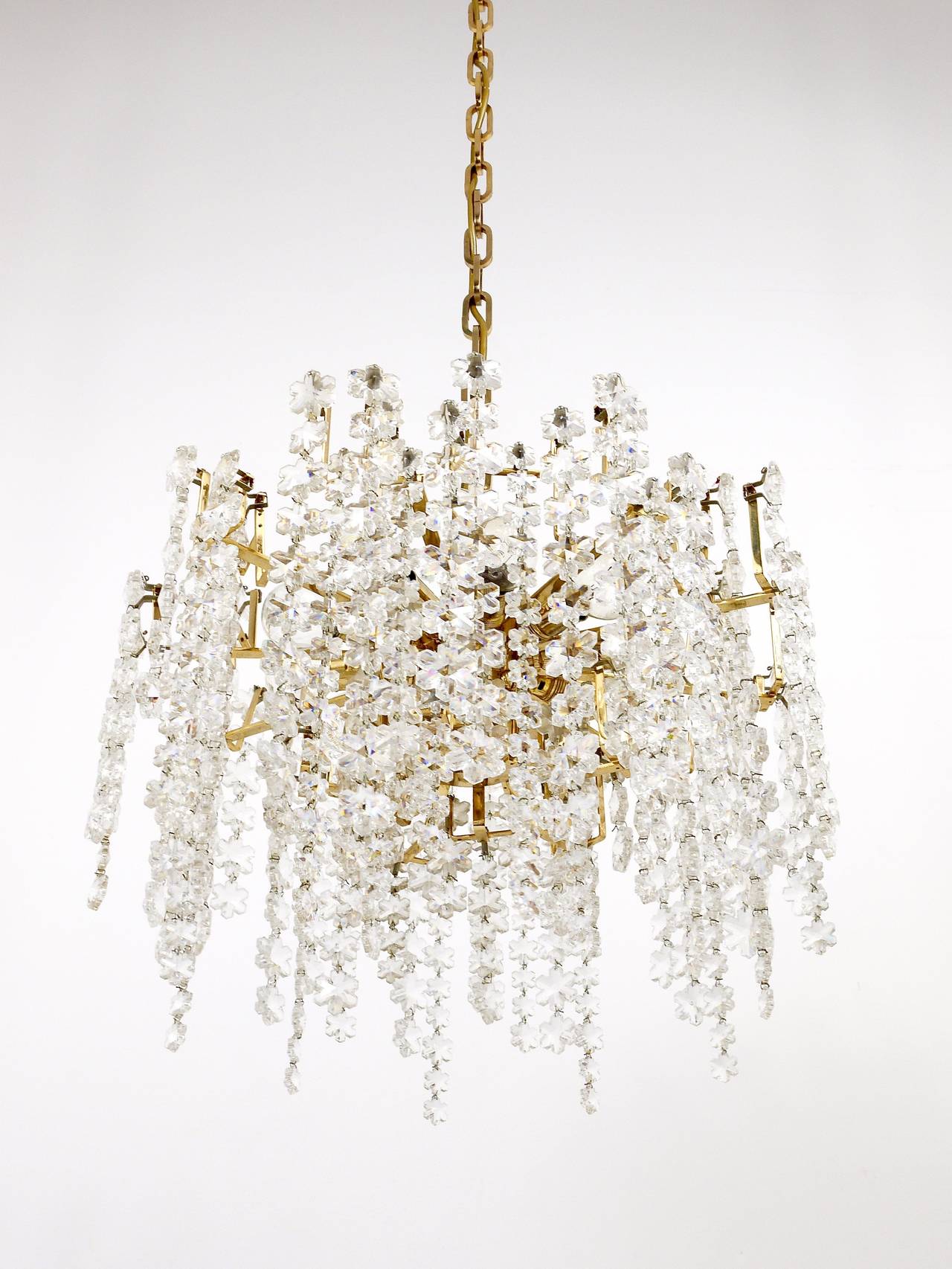 Bakalowits Vienna Gold-Plated Snowflake Crystal Glass Brass Chandelier, 1970s For Sale 2