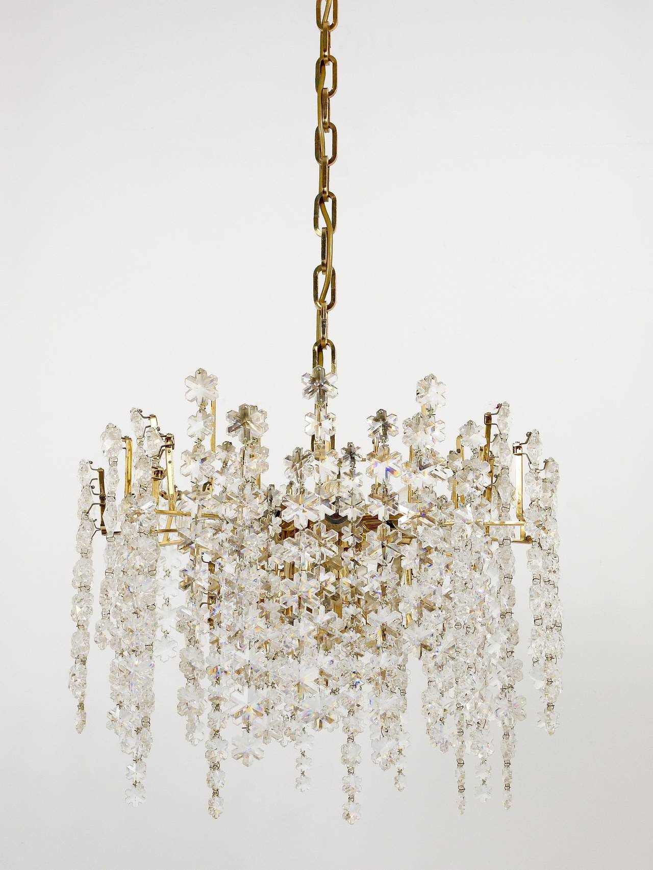 Bakalowits Vienna Gold-Plated Snowflake Crystal Glass Brass Chandelier, 1970s For Sale 1