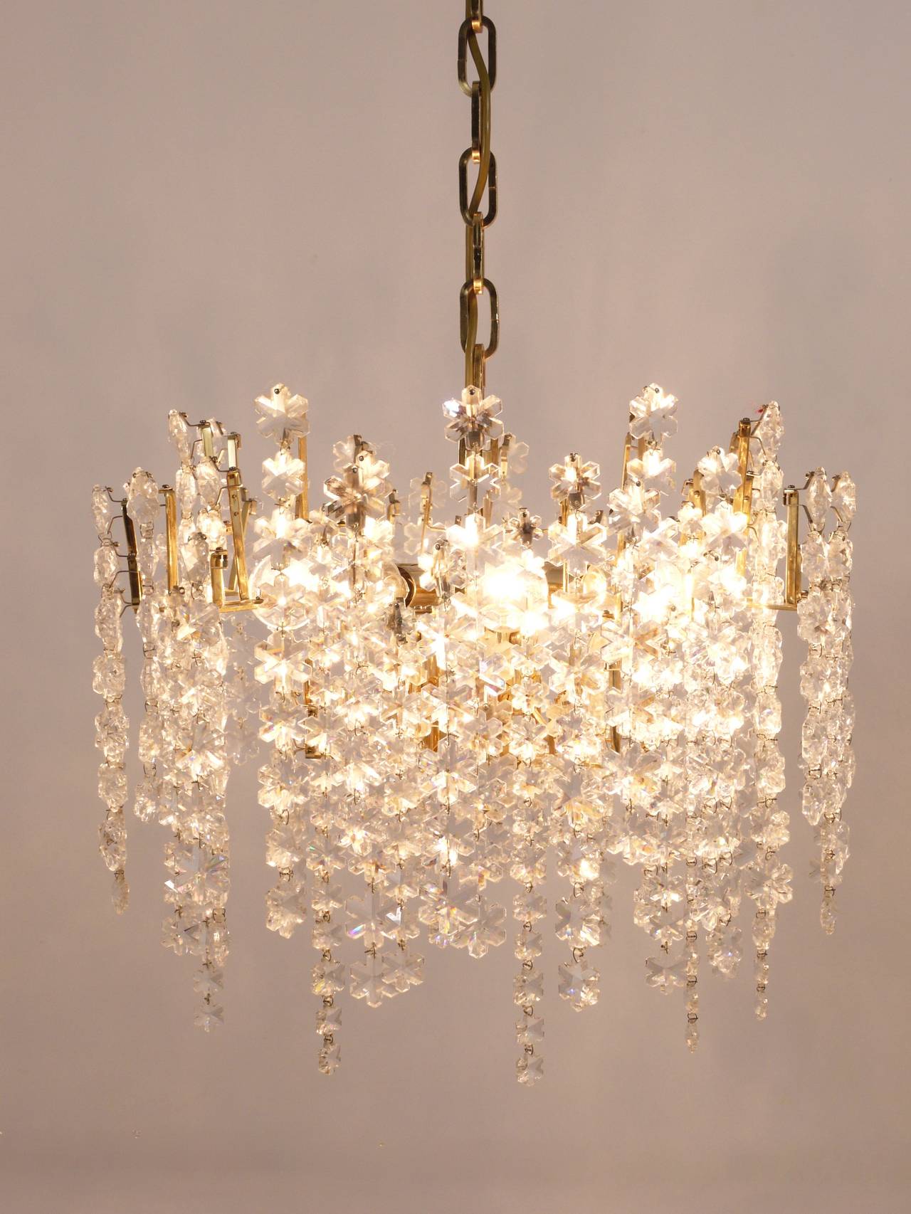 Bakalowits Vienna Gold-Plated Snowflake Crystal Glass Brass Chandelier, 1970s For Sale 3