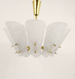 J. AT&T Kalmar Lampadario in ottone del Medioevo, vetro testurizzato bianco , anni '50