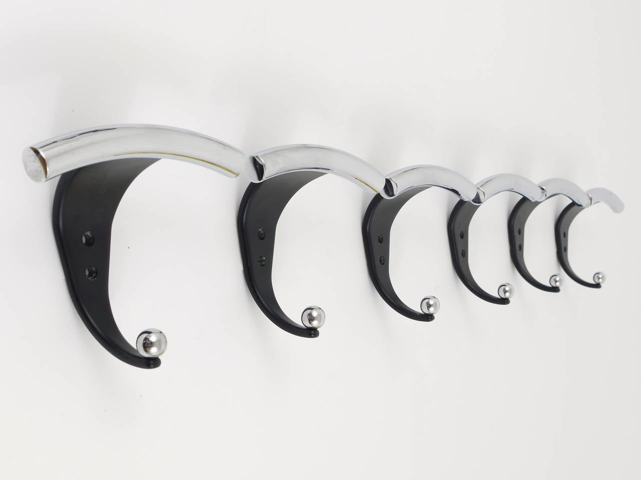 Up to Seven Postmodern Chrome & Black Wall Coat Hooks, Italy, 1980s In Good Condition For Sale In Vienna, AT