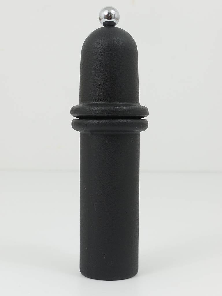 A beautiful and solid modernist pepper- or salt mill with Peugeot grinder, made of black-finished cast iron. Designed and executed by Carl Aubock in the 1970s. In very good condition. Measures: Height 9 in.