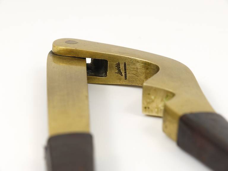 Mid-Century moderno Schiaccianoci Carl Aubock di metà secolo in ottone e pelle, Vienna, Austria, anni '50 in vendita
