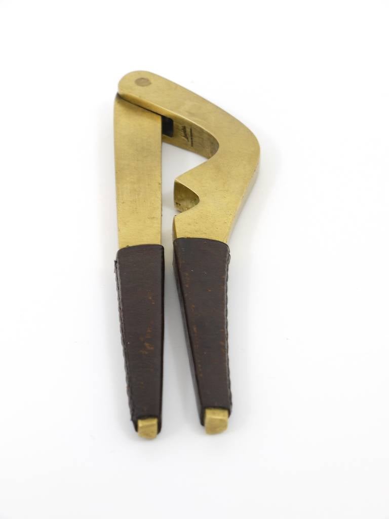 Ottone Schiaccianoci Carl Aubock di metà secolo in ottone e pelle, Vienna, Austria, anni '50 in vendita