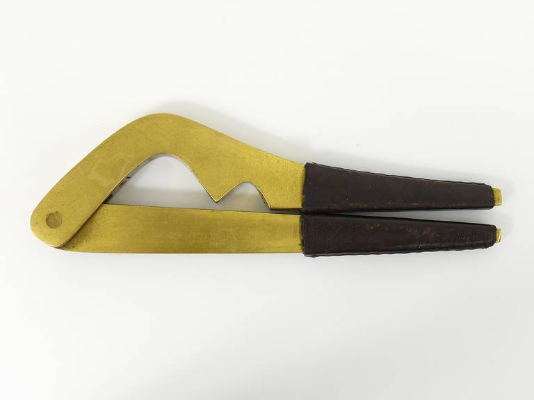 Schiaccianoci Carl Aubock di metà secolo in ottone e pelle, Vienna, Austria, anni '50 in vendita 1