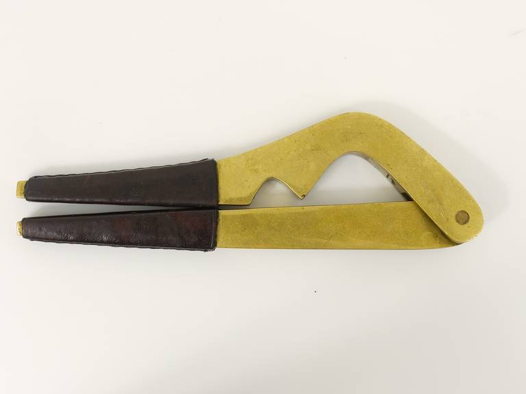 Schiaccianoci Carl Aubock di metà secolo in ottone e pelle, Vienna, Austria, anni '50 in vendita 2
