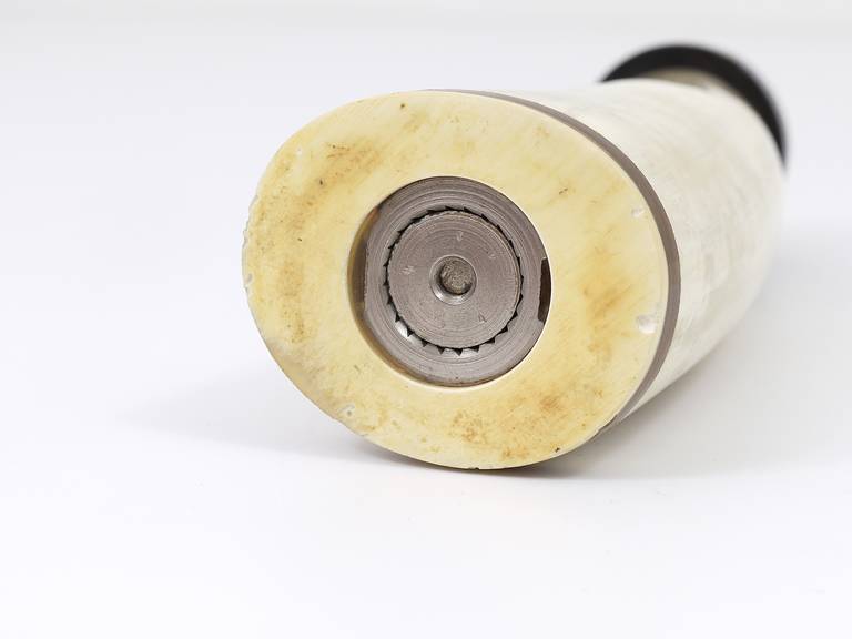 Schöne Carl Aubock Horn-Pfeffer- oder Salzmühle aus der Mitte des Jahrhunderts, Österreich, 1950er Jahre (Metall) im Angebot