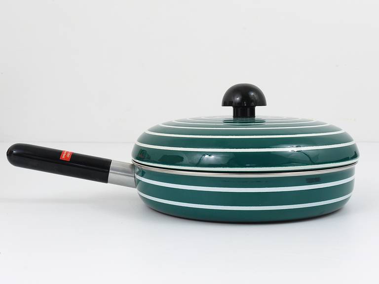 A very beautiful enameled pan with lid,
designed by Carl Auböck Vienna.
Executed by Riess/Austria, 1970s.
Diameter without handle 10 in
Excellent condition, unused in original box.

We are offering many other Carl Auböck pans and pots in our other
