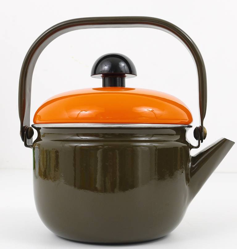 A very beautiful enameled tea kettle with lid,
designed by Carl Aubock Vienna.
Executed by Riess or Austria, 1970s.
Diameter without spout 7 in
Orange and brown, white interior.
Excellent condition, unused.

We are offering many other Carl Aubock