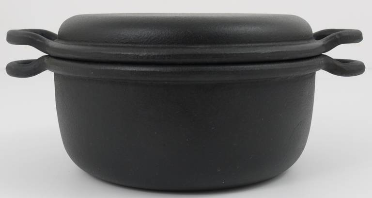 A very beautiful cast iron pot with lid, very solid,
designed by Carl Auböck, Vienna.
Executed by Ostovics/Vienna, 1970s.
Diameter without handles 10.25 in
Excellent condition, unused. 

We are offering many other Carl Auböck cookware, pans and pots