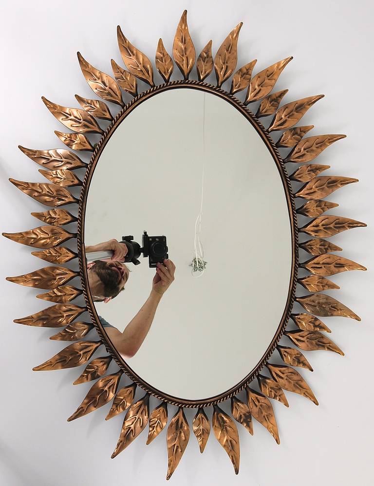 A very beautiful oval leaf wall mirror, made in France. Has a nice frame with leaves made of copper. Possible to use upright- or landscape format.
In excellent condition. A very decorative piece.

Right now we are offering many other sunburst