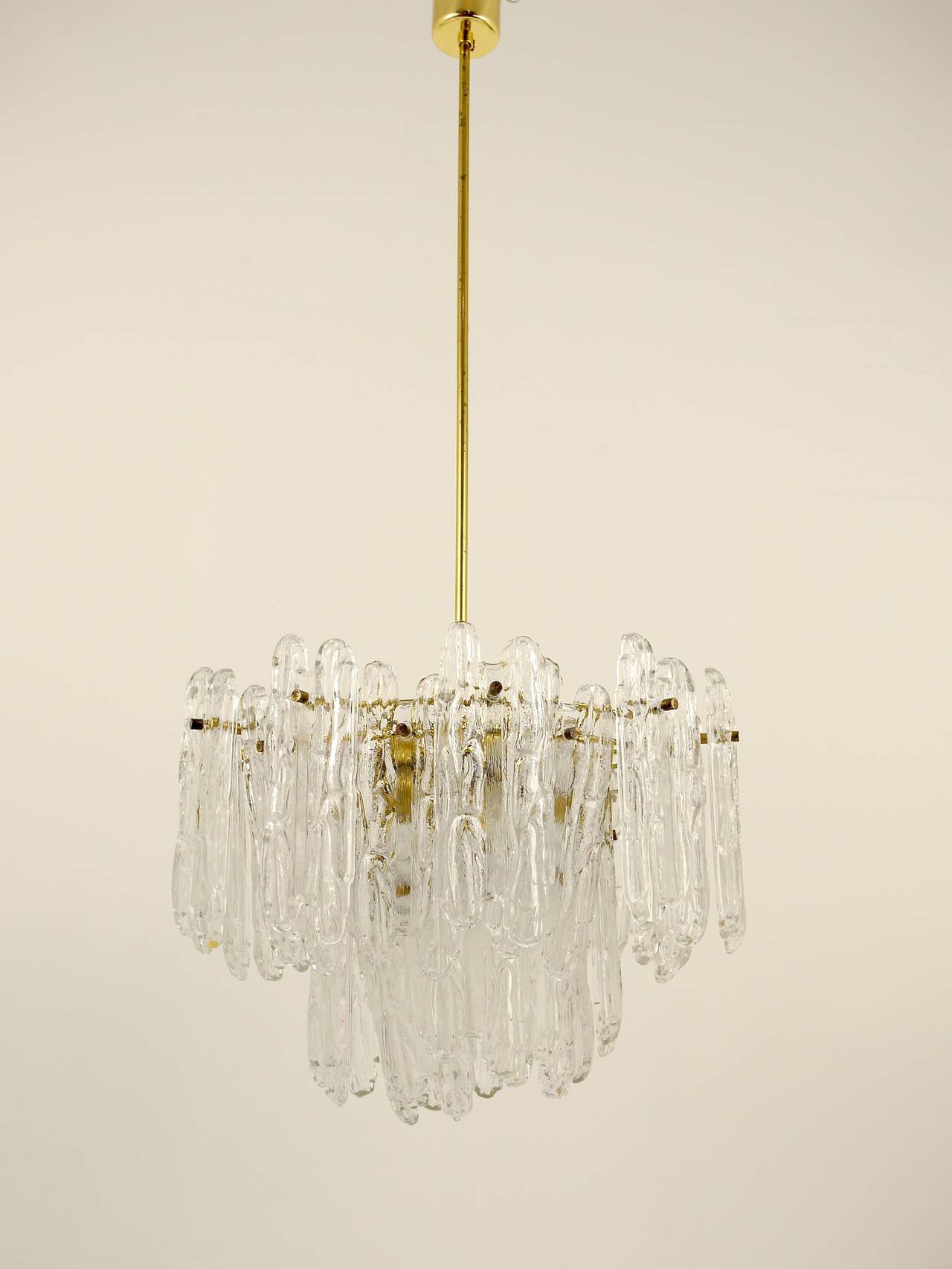 Kinkeldey Icicle Brass Ice Glass Chandelier, Germany, 1960s In Good Condition For Sale In Vienna, AT