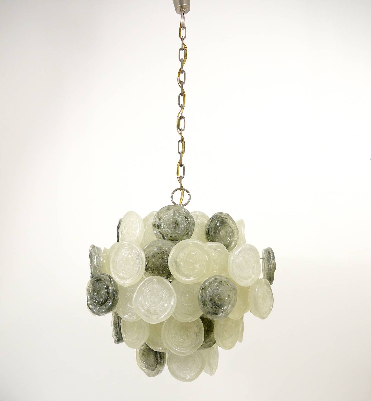 A beautiful Midcentury lucite chandelier, Italy, 1960s. Five tiers of big and solid plastic discs on a white metal base and a nickel-plated chain. In very good condition with nice patina on the chain. 

measurements: diameter 23