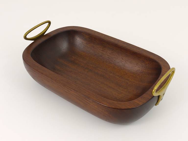 A very beautiful modernist wood bowl with brass handles, designed and executed in the 1950s by Carl Auböck, Vienna, Austria. Excellent condition, a rare and well-tended piece. Measures: 14 x 8 1/2