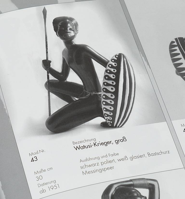 Une belle figurine décorative, représentant un guerrier africain Watusi avec un bouclier et une lance en laiton. Conçu et exécuté dans les années 1950 par Leopold Anzengruber, Vienne. Fabriqué en poterie de terre cuite à finition noire. Excellent