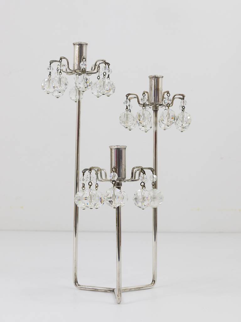 Un magnifique chandelier / bougeoir moderniste du milieu du siècle dernier pour trois bougies, conçu en 1963 par Hans Harald Rath, exécuté par J.L. Lobmeyr Vienne / Autriche dans les années 1960. Plaqué argent, avec des cristaux Swarovski