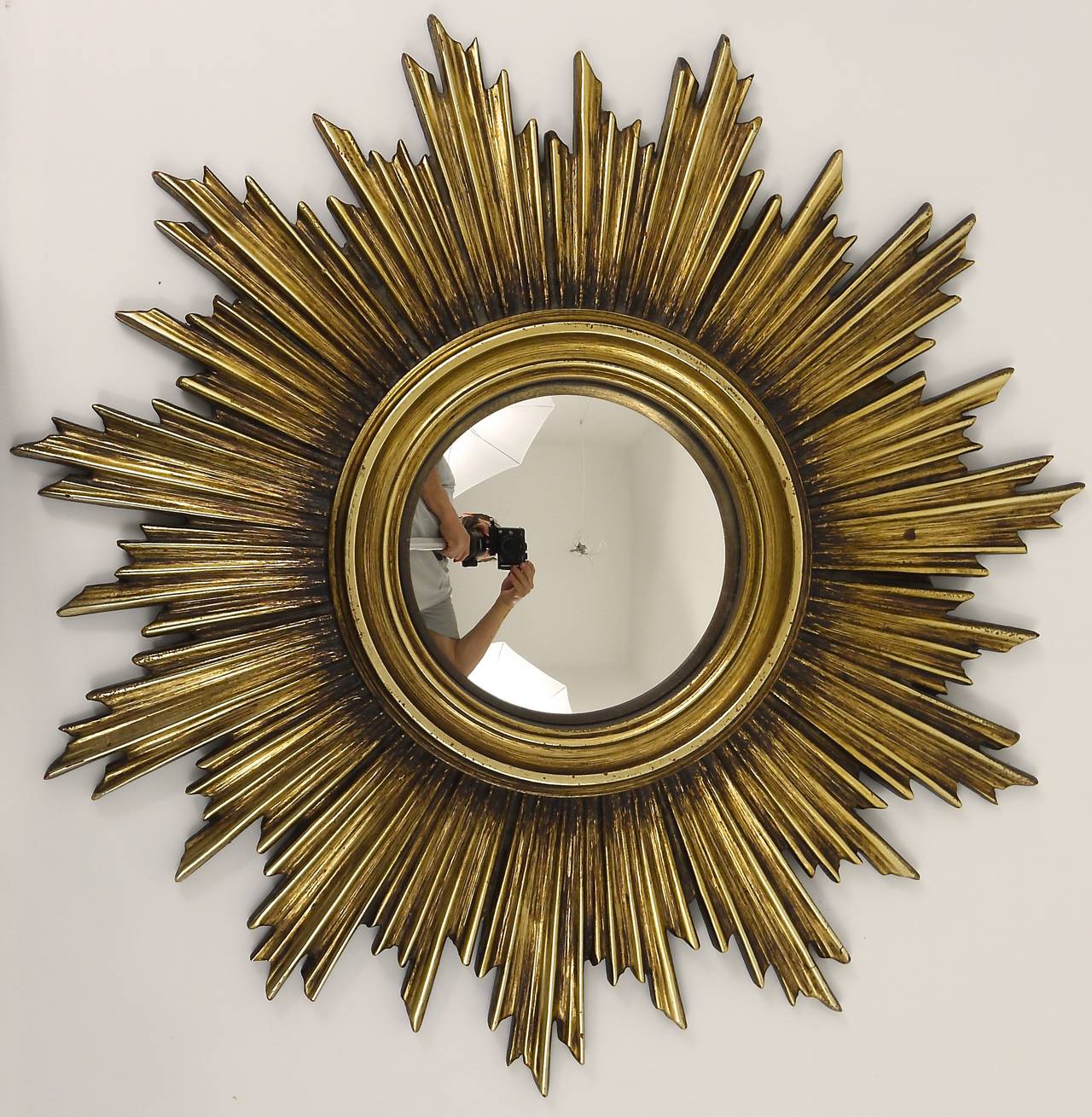 A very beautiful French sunburst mirror from the 1950s with convex glass. Made of resin, in very good condition. Total diameter: 19