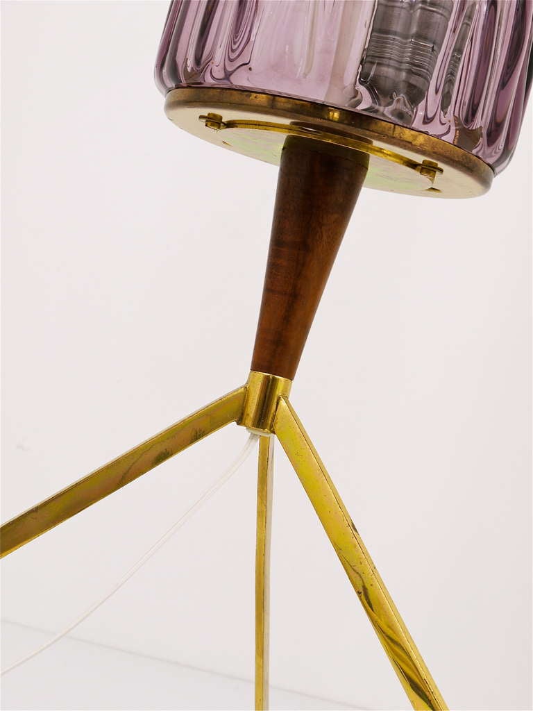 A very beautiful modernist floor lamp from the 1950s. Manufactured by Kalmar Vienna. An adorable piece with a big tube-lampshade made of purple textured  glass and a beautiful brass top with a ring. In very good condition, nice patina on the brass.