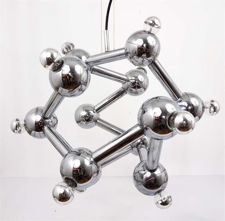 Très rare lustre en atomium:: exécuté par Kalmar Austria dans les années 1960. Il s'agit d'une lampe exceptionnelle et très difficile à trouver. Très beau design asymétrique inhabituel:: en laiton chromé. Mesure : Le diamètre est d'environ 23 pouces