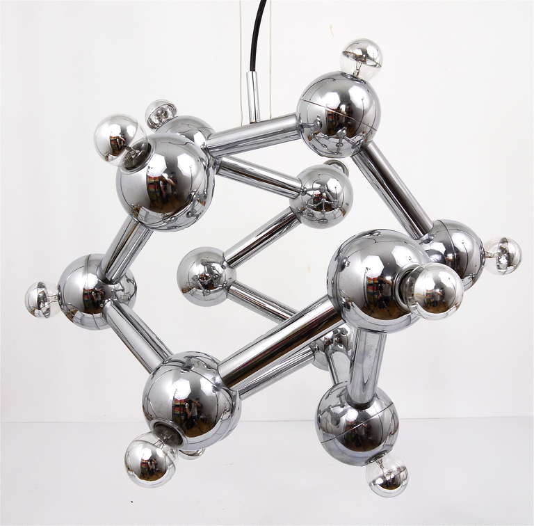 Sehr seltener Atomium-Kronleuchter:: ausgeführt von Kalmar Austria in den 1960er Jahren. Dies ist eine hervorragende Lampe und sehr schwer zu finden. Sehr schönes:: ungewöhnliches:: asymmetrisches Design:: aus verchromtem Messing. Maßnahme: Der