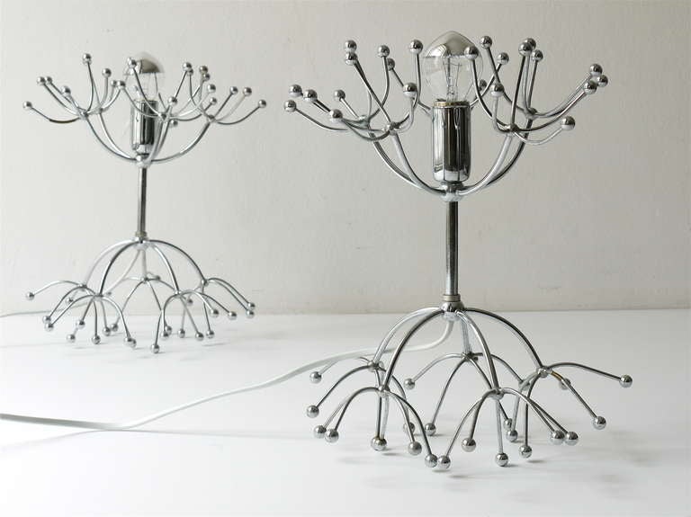 Une étonnante paire de lampes d'appoint Sputnik. Fabriqué en Italie dans les années 1960. Design/One en métal chromé. Dans le style de Gaetano Sciolari et Gino Sarfatti. En bon état avec une belle patine. Il s'agit d'une paire de lampes très