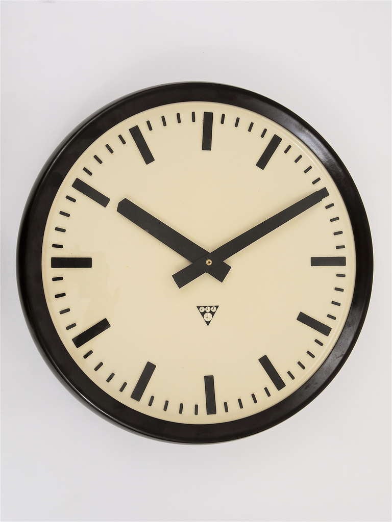 A very big loft/industrial wall clock from the 1940s. Very straight but beautiful design, with a chic domed clocks face,  the housing is made of darkbrown/black bakelite.  19