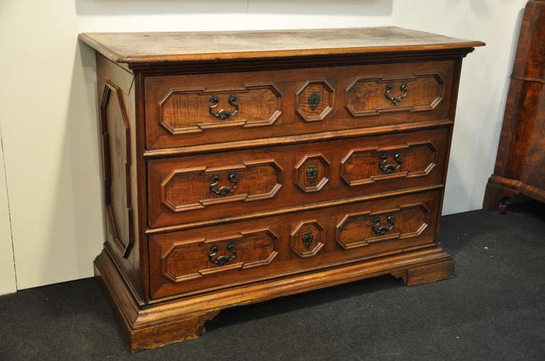 A very fine carved walnut chest of drawers, with front and sides decorated with framed panels.  Three drawers with bronze handles, over basement feet.  Italy, Emilia Romagna 17th century.

cm 105 x 147 x 60

in. 41.33 x 57.87 x 23.62