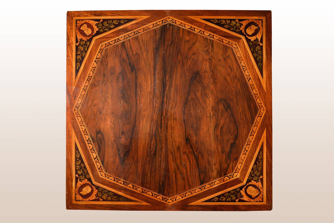 Giuseppe Maggiolini (Parabiago, 13 Novembre 1738 Parabiago, 1814) and workshop.

A very fine table overall veneered and inlaid with various woods.
The top with four neoclassical portraits and vegetal inlaid in each corner, over four carved