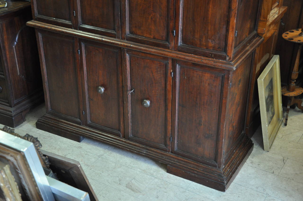 A very fine and rare 17th century walnut cupboard library.
The doors could be open until sides.
The top with four little drawers inside, the base over basement feet.
The furniture is in perfect condition of patina and use.
Measures: 212 cm x 168