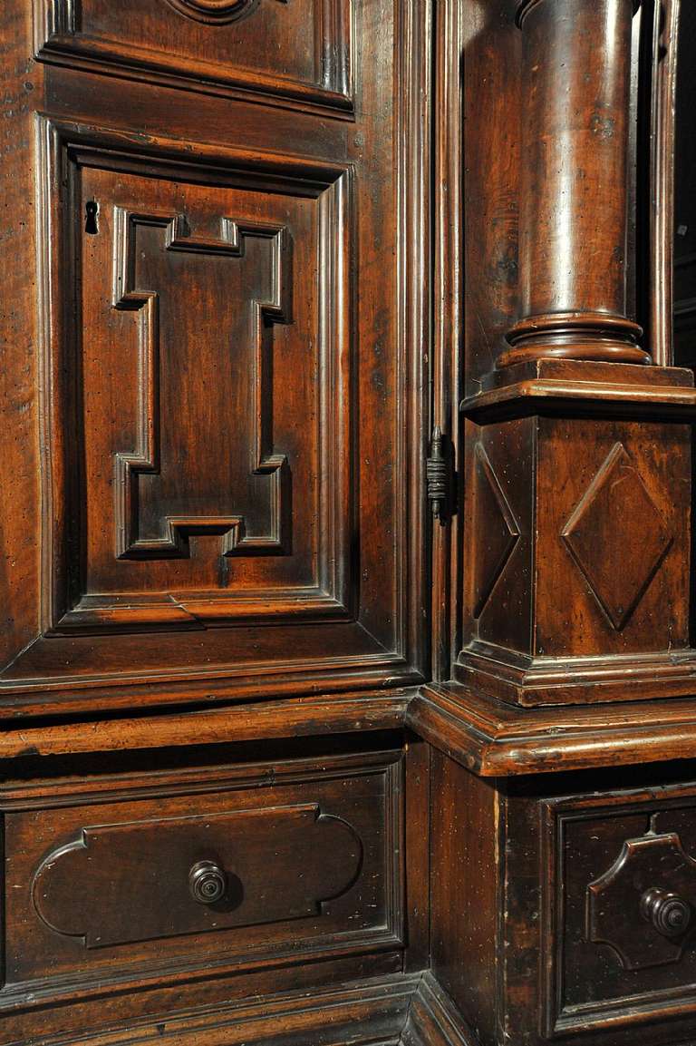 A Very Rare 17th Century Walnut Cupboard Italy Emilia Romagna- Lombardia In Excellent Condition For Sale In Formigine Modena, IT